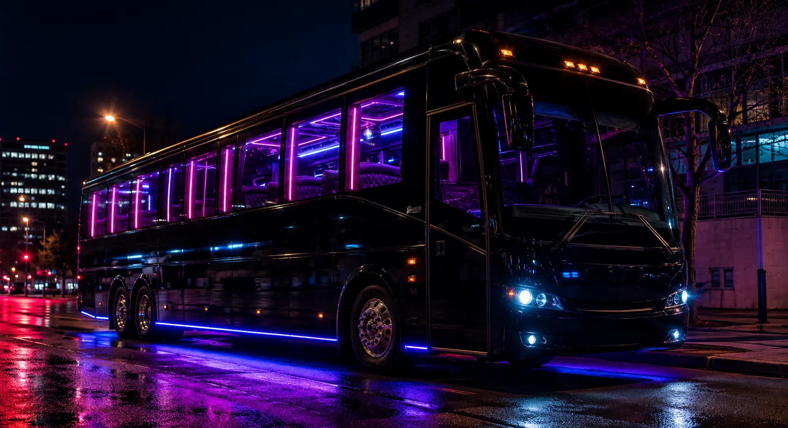 Bus discoteque por fuera, de noche, en una calle de Santiago